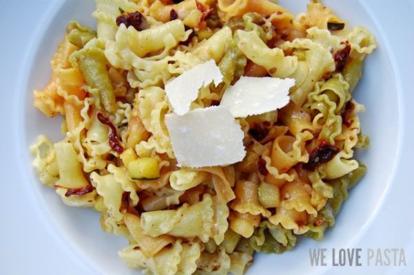 Campanelle tricolore mit Zucchini und getrockneten Tomaten